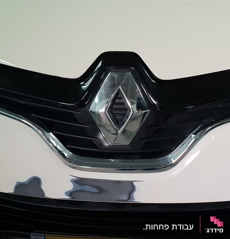 חזית רכב עם סמל רנו ופגוש קדמי